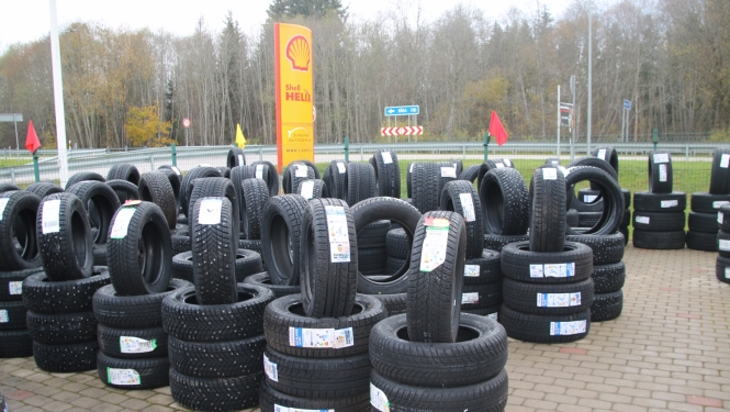 Riepu komplekti lielā daudzumā sakrāmēti laukumā pie A3 autoceļa
