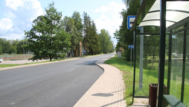 Atjaunotais Vienības gatves ielas braucamās daļas (posmā no Rīgas ielas līdz Vienības gatvei 11) asfalta segums.