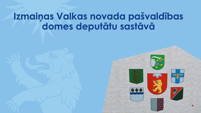 Zils baneris ar Valkas novada ģerboņa lāča siluetu un foto ar visiem pagastu ģerboņiem