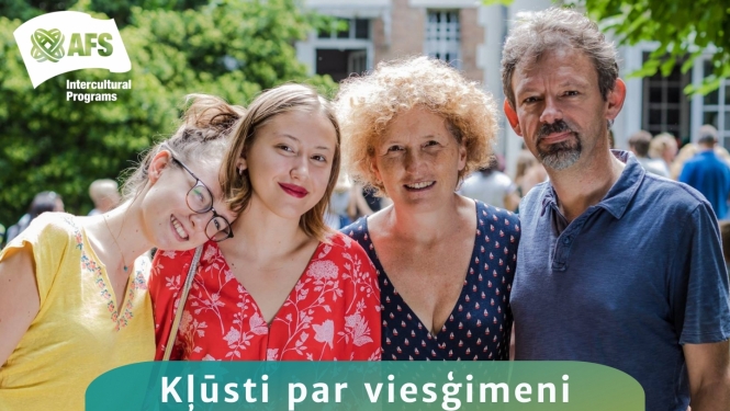 Smaidīgi studenti ar viesvecākiem