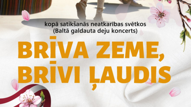 Tautas deju dejotāji, balts galdauts un Latvijas karogs