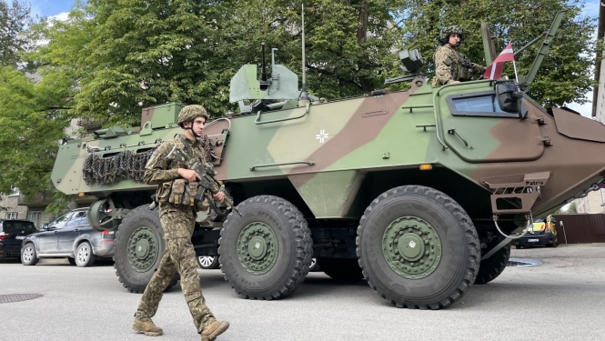 Bruņumašīna un zemessargs