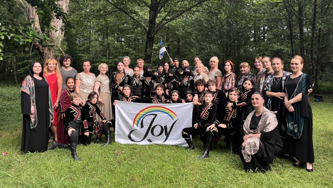 Studijas JOY kolektīvs ārtelpās