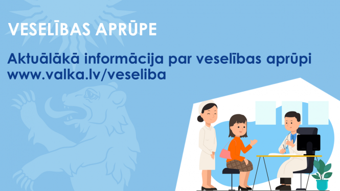 Bilde arģimenes ārstu, medmāsu un pacientu pie galda