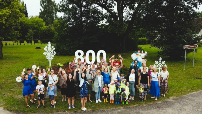 Cilvēku grupa pie lieliem 800 cipariem