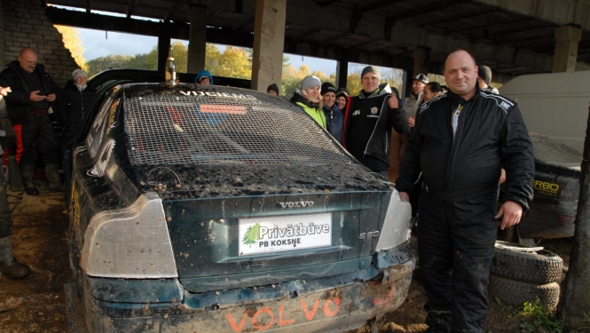 Gatis Ģērmanis pie sava auto