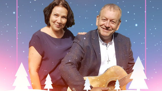 Smaidīgs vīrietis un sieviete uz ziemīga debesu fona