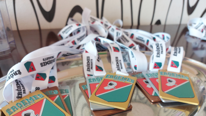 Medaļas ar Ērģemes pagasta ģerboni uz galda