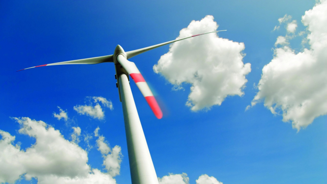 Vēja turbīna uz mākoņainas debesu fona