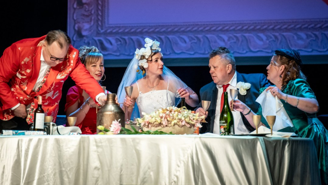 Kāzinieki pie galda