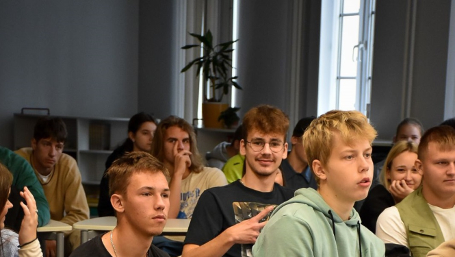 Aizvadīts pirmais “Dzejas pieturas” pasākums Valkas novada skolās