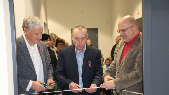 Ar svinīgo pasākumu atklāta ražošanas ēka Varoņu ielā 39A, Valkā