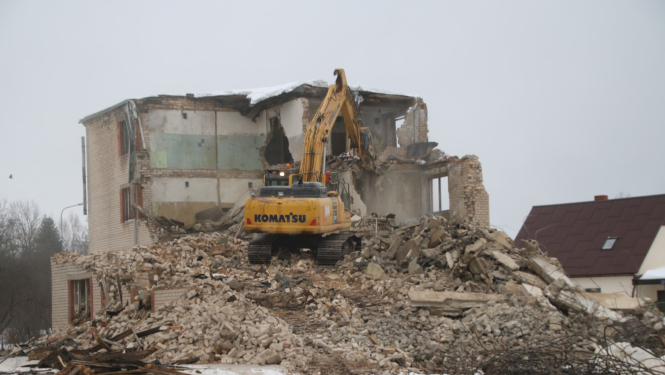 Uzsākta vidi degradējošo ēku Parka ielā demontāža