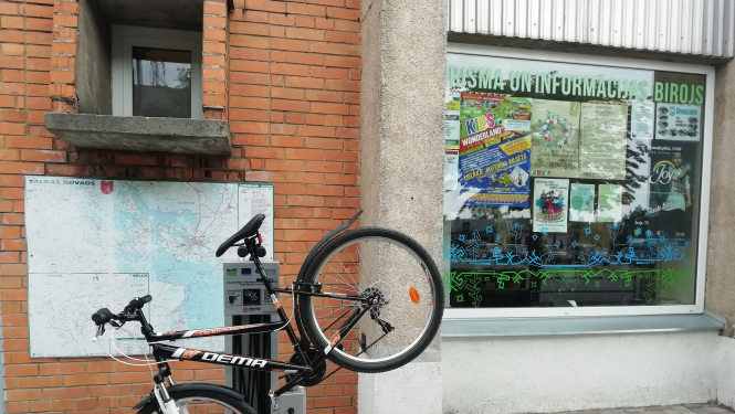 Valkas centrā ir uzstādīts velosipēdu pašapkalpošanās stends
