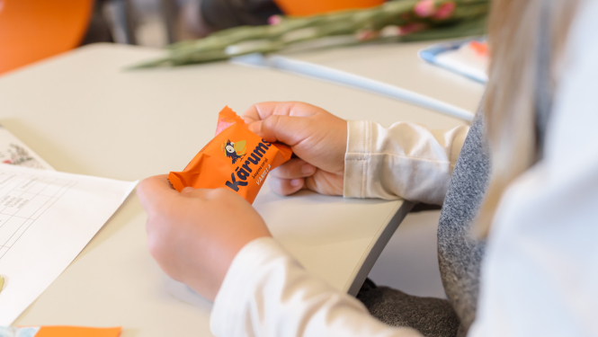 Visi pirmklasnieki Valkas novadā saņems dāvanu – “Kārums” sieriņus