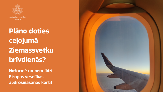 Oranžs baneris ar foto. kurā redzams lidmašīnas spārnu caur iluminatoru