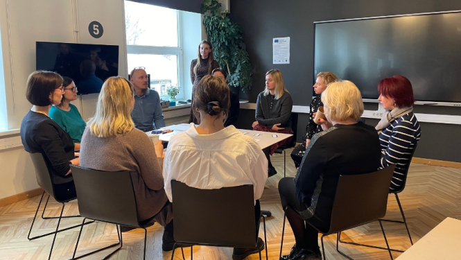 Speciālisti pie diskusiju galda