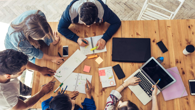 Jauniešu grupa pie galda