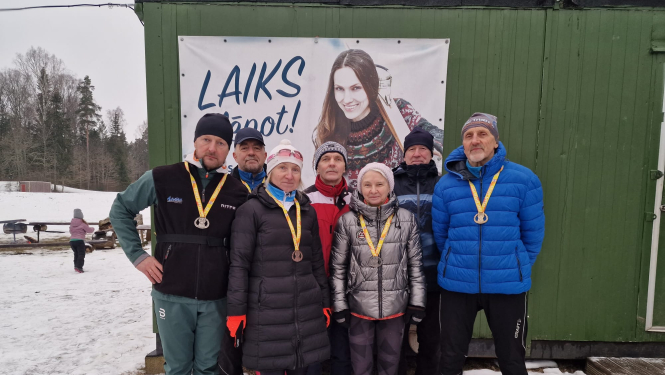 Valkas novada sporta veterāni izcīna medaļas LSVS 60. sporta spēlēs distanču slēpošanā