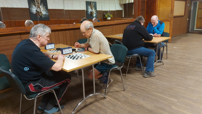 Divi dambretes galdi ar četriem spēlētājiem - kungi gados