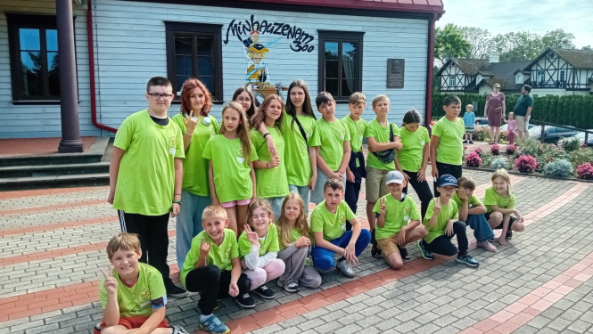 Bērnu kopbilde pie Minhauzena muzeja