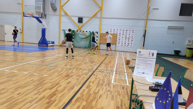 Basketbolisti uz spēles laukuma 