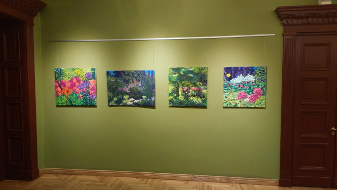 Gleznas uz zaļas sienas.