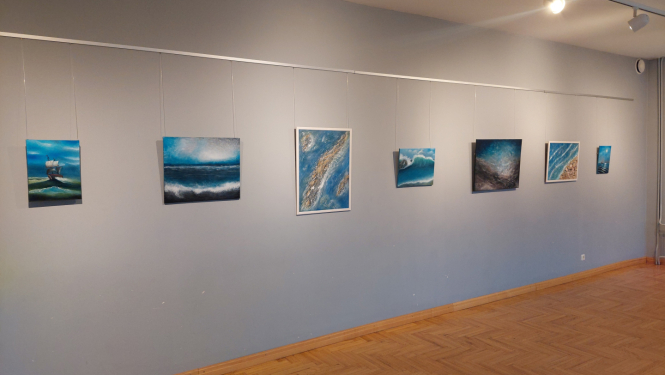 Gleznas uz pelēkas sienas