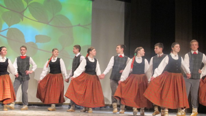 Valkas ģimnāzijas vecāku biedrība uzsāk LEADER projekta īstenošanu par tautas tērpu iegādi Valkas pilsētas bērnu un jauniešu tautas deju kolektīviem