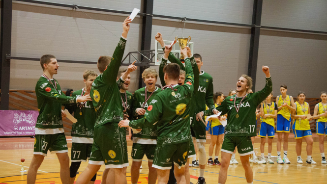 Valkas basketbolisti atved mājās ceļojošo kausu