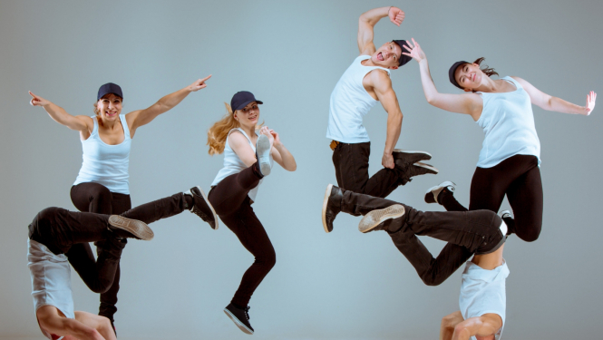 Priecīgi cilvēki dejo