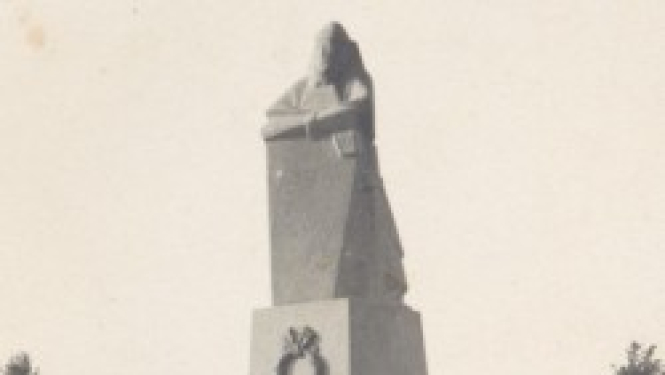 Pirms 100 gadiem Valkā atklāja pieminekli “Senlatviešu karavīrs”