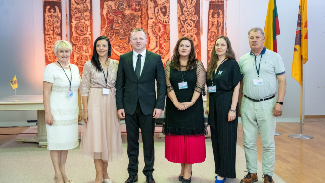 Valkas, Marijampoles un Valgas pašvaldību pārstāvji pie karogiem