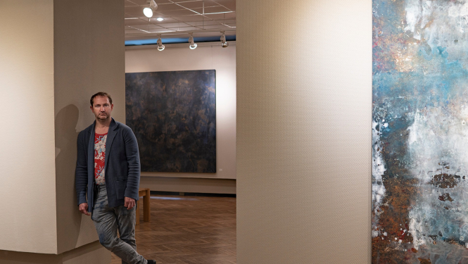 Valkā apskatāma mākslinieka Māra Čačkas lielformāta darbu izstāde “Citi dialogi”