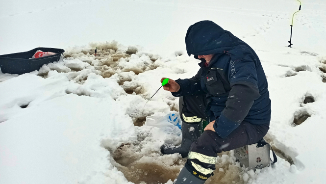 Aizvadītas makšķerēšanas sacensības Vēdera ezerā