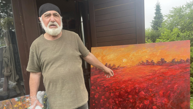 Mākslinieks pie savas gleznas