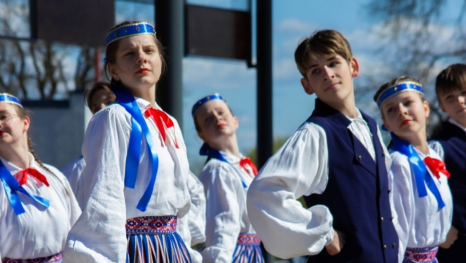 Ilustratīvs attēls ar igauņu dejotājiem