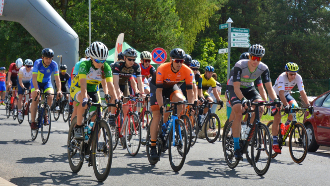 Velobraucēji - sacensību dalībnieki uz ceļa