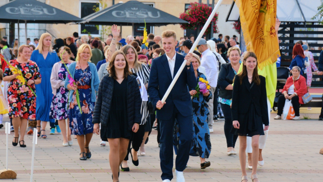 Cilvēku pūlis gājienā