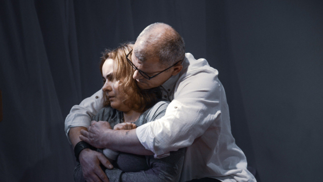 Vīrietis apskauj sievieti