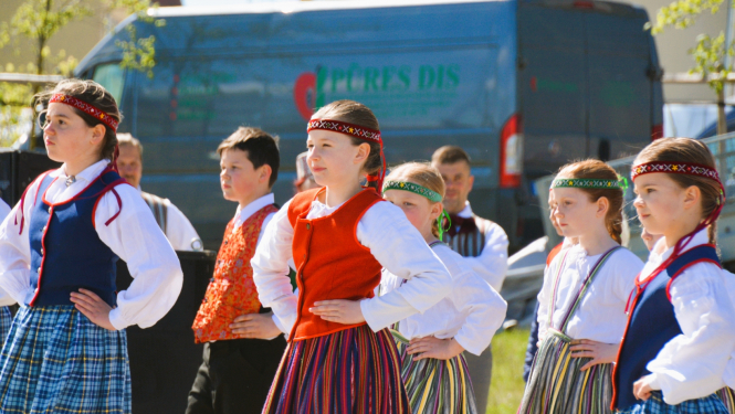 Bērnu deju kolektīvs tautas tērpos