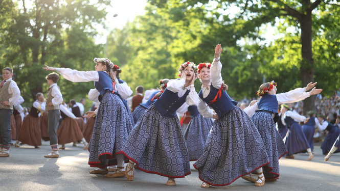 Jaunietes tautastērpos. 