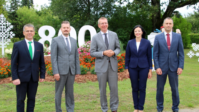 Pieci cilvēki uzvalkos