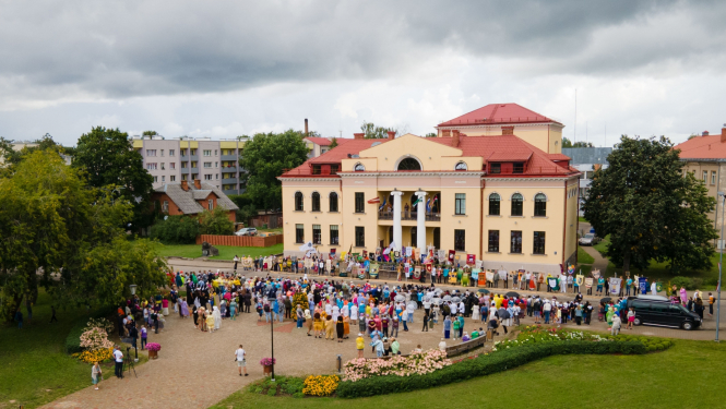 Aktieru pūlis tērpos pie Valkas kultūras nama