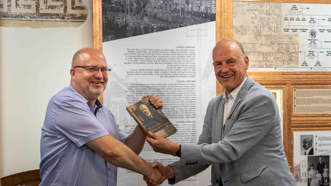 Grāmatas “Valstsvīrs Voldemārs Roberts Zāmuels” atvēršana