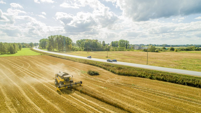 Ražas novākšanas laikā uz ceļiem jārēķinās ar lielāku lielgabarīta tehnikas klātbūtni