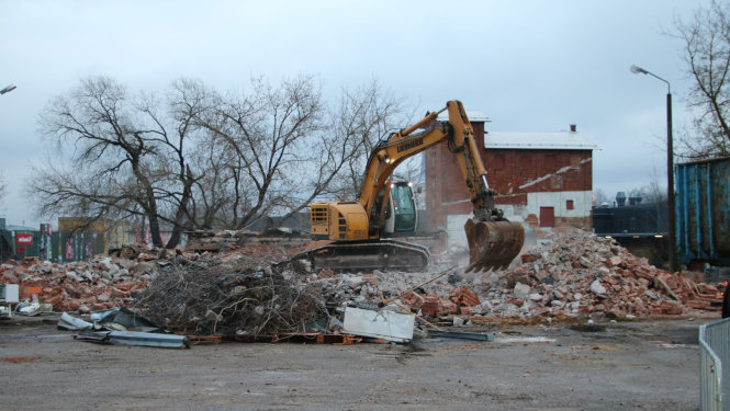 Uzsākta Rīgas ielas 7A un Rīgas ielas 1 ēku demontāža