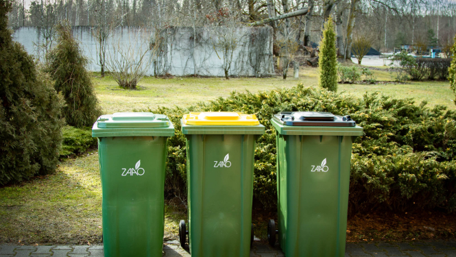 Šķiro bez maksas pie privātmājas namdurvīm!