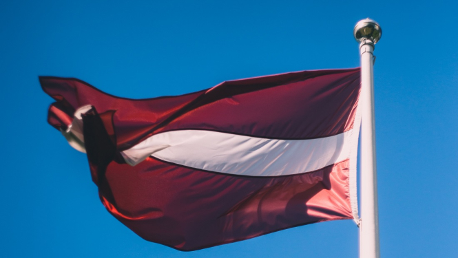 Izsludināts atklāts pieteikumu konkurss latviešu valodas kursu nodrošināšanai Ukrainas civiliedzīvotājiem visā Latvijā