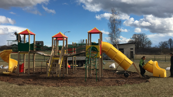 Tiek uzsākti būvdarbi bērnu rotaļu laukuma izveidei Valkā